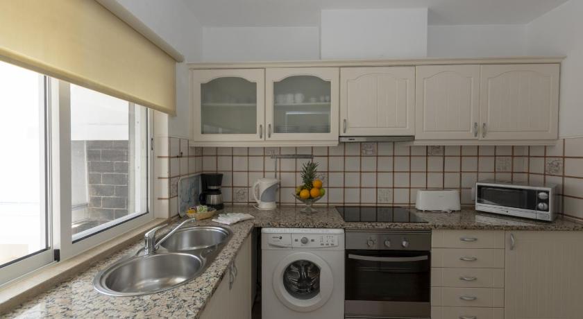 รูปของอพาร์ตเมนต์แบบสามห้องนอน (Three-Bedroom Apartment) 1