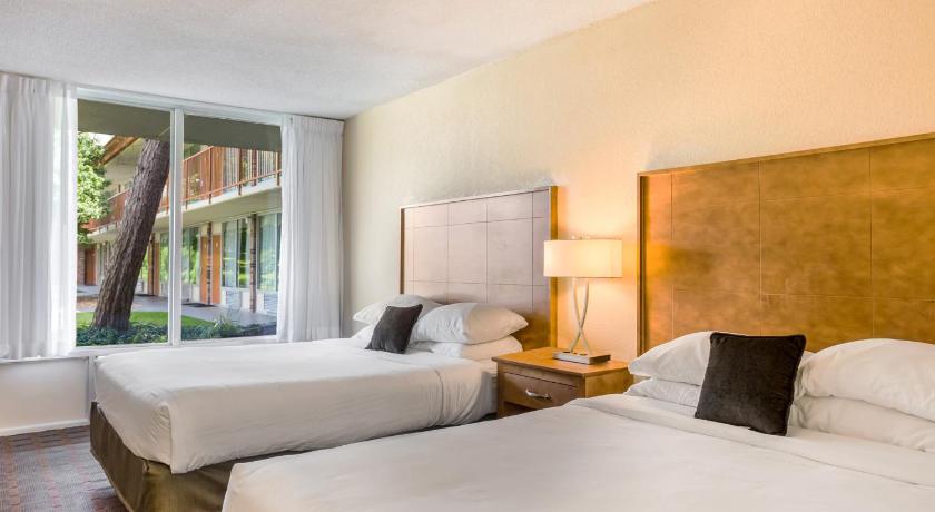 Red Lion Inn and Suites Branson photo