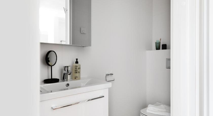 Image of Spacious Apartment - 1 Bedroom with Kitchen 12