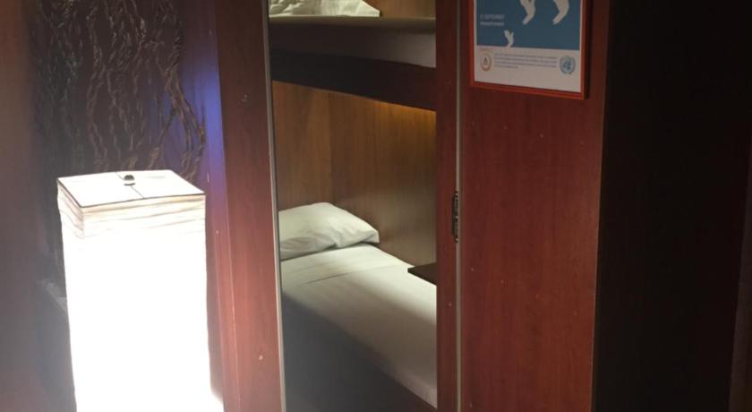 Onkel Inn Airport Sleepbox photo
