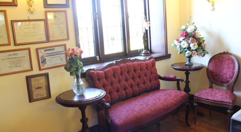 a living room filled with furniture and decorations, Metropole Katoomba in Blue Mountains