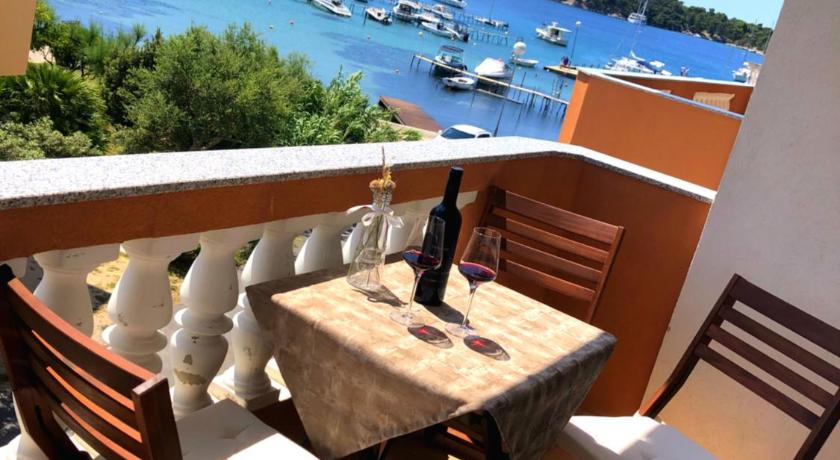 Apartman Antonela — Hotel in Rab