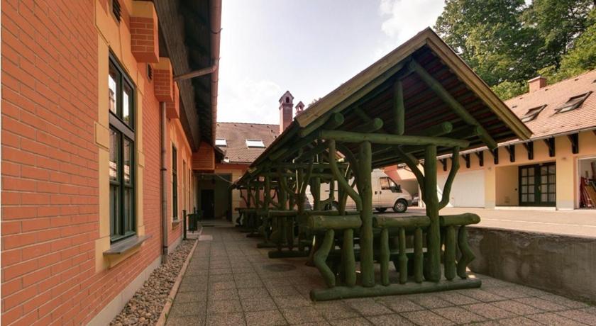 St. Hubertus Etterem es Panzio photo
