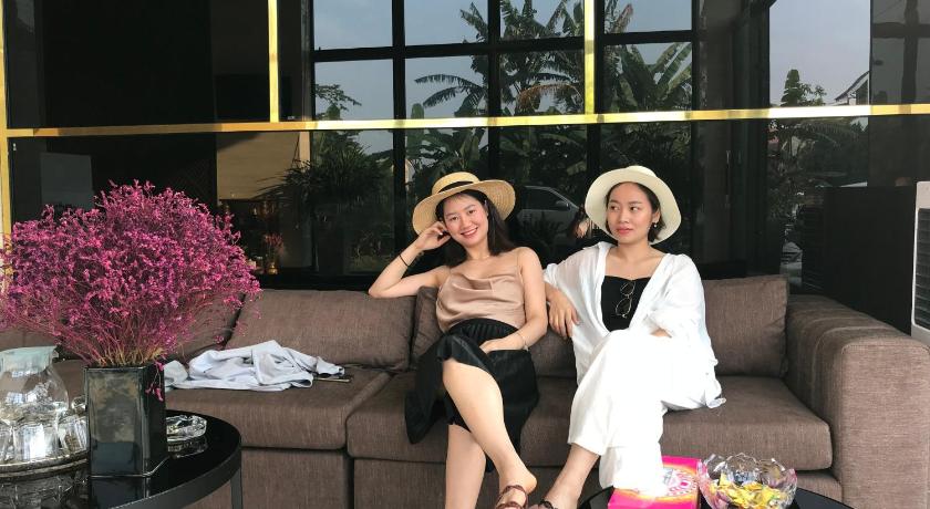 two women sitting on a couch in front of a window, Windy Hotel Quang Binh in Đồng Hới (Quảng Bình)