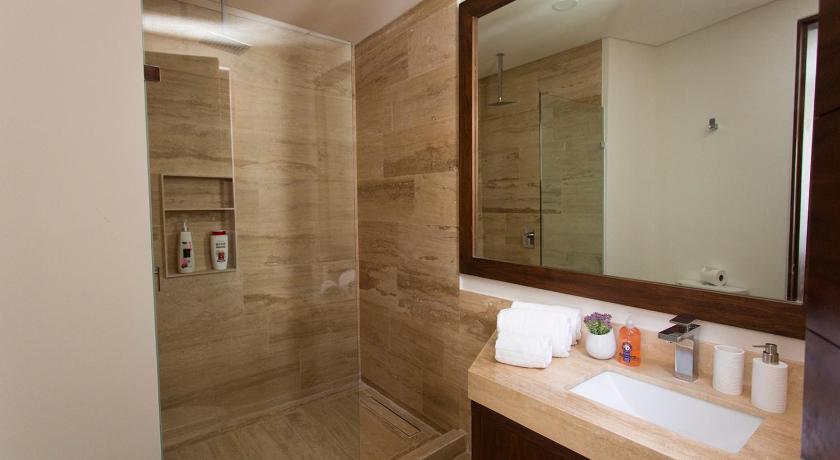 Pool, spa & jacuzzi- 3 bedrooms- close to airport! photo