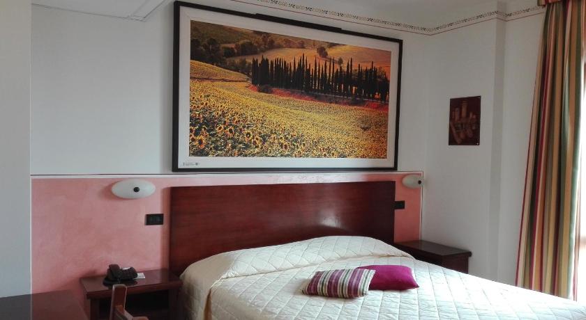 Фото: Двухместный номер эконом-класса с 1 кроватью - Без завтрака (Economy Double Room Without Breakfast) 0