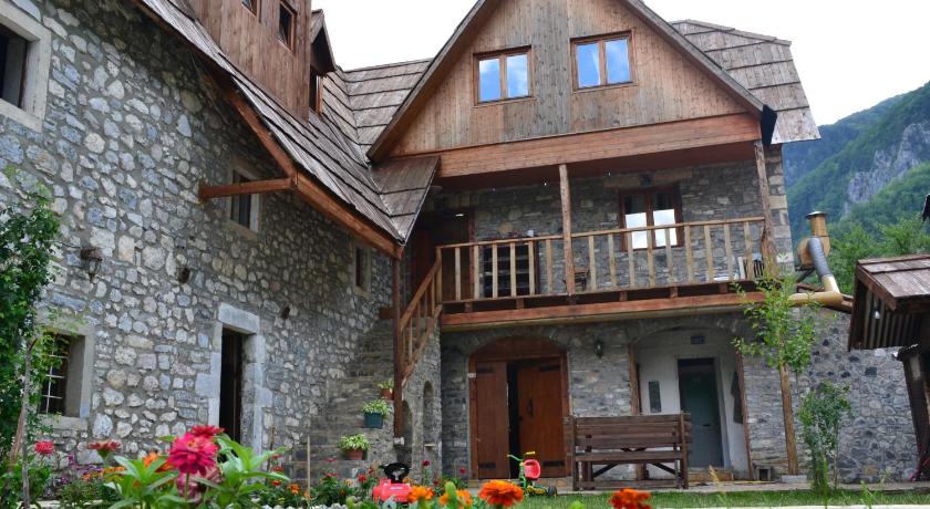 Shpella Guesthouse Theth — Hotel in Fushe-Thethi