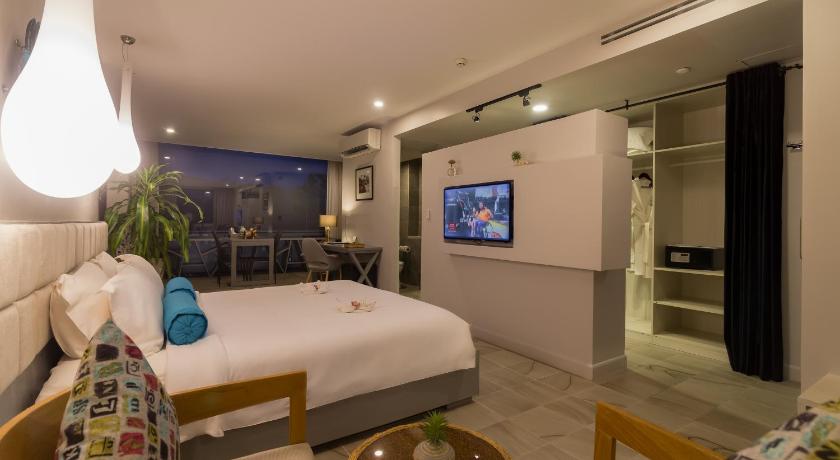 Image of Executive Suite with City View 8