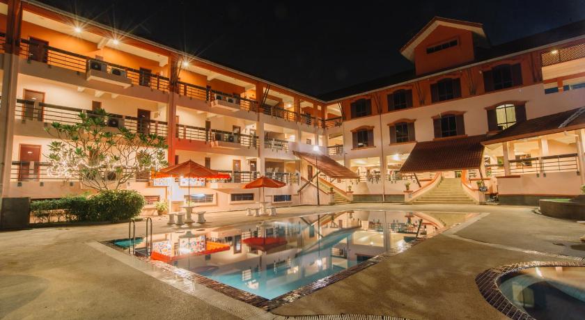 a hotel room with a pool and a pool table, Hotel Seri Malaysia Melaka in Malacca