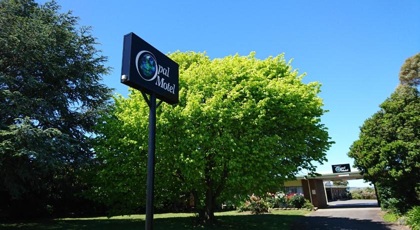 a green street sign sitting on the side of a road, Opal Motel in Gippsland Region