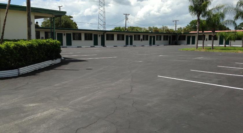 a parking lot filled with lots of parked cars, Economy Inn Okeechobee in Okeechobee (FL)