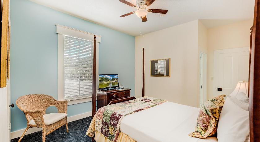 Queen Room, Lakeside Inn on Lake Dora in Mount Dora (FL)