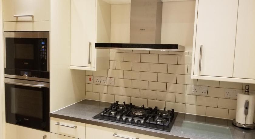 London Luxury Apartments 1min walk from Underground, with FREE PARKING FREE WIFI photo