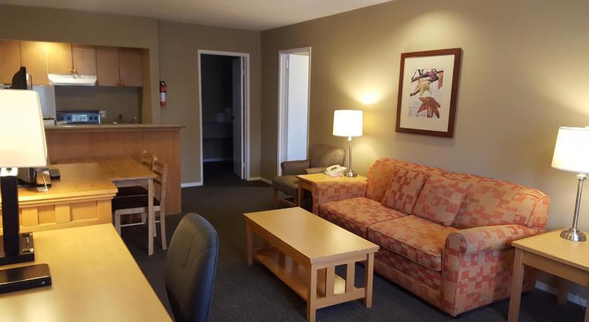 Image of 1 Queen Bed, 2 Single Beds, Suite, Nonsmoking, Upgrade 9