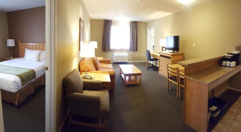 Image of 1 Queen Bed, 2 Single Beds, Suite, Nonsmoking, Upgrade 8