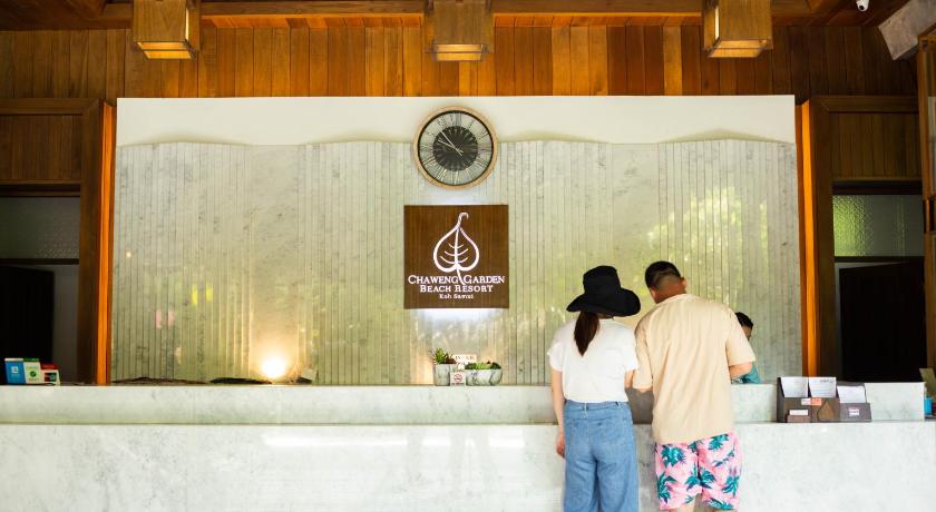 people standing around a counter in a restaurant, Chaweng Garden Beach Resort (SHA Extra Plus) in Koh Samui