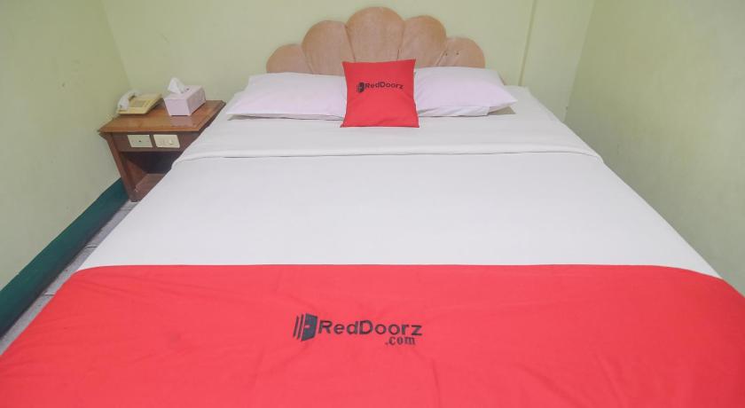 RedDoorz near Tugu Naga Singkawang