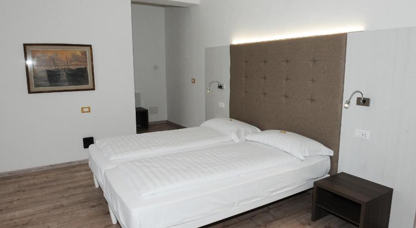 Image of Deluxe Family Room 13