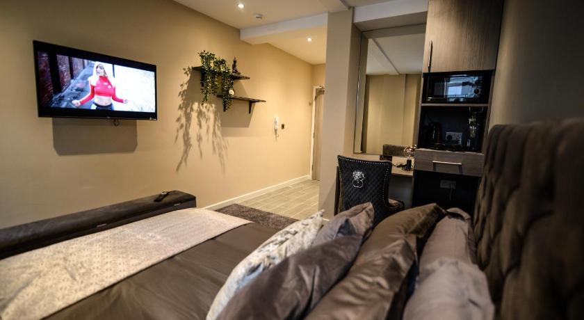 a living room filled with furniture and a tv, Ladywell House Suites - Chinatown - Self Check-in in Birmingham