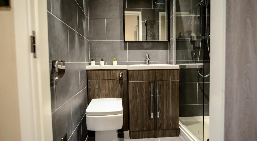 a bathroom with a toilet, sink, and bathtub, Ladywell House Suites - Chinatown - Self Check-in in Birmingham