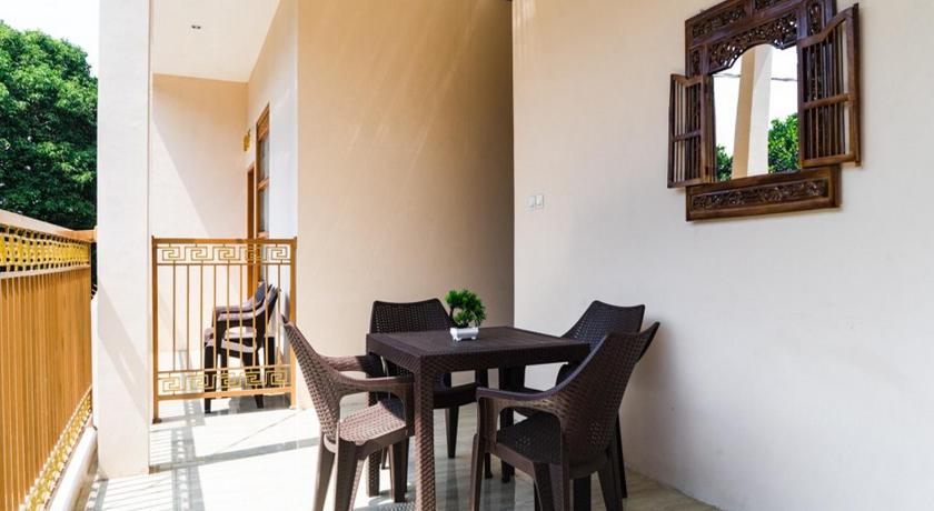 a dining room table and chairs in a house, RedDoorz near Cipinang Indah Mall in Jakarta