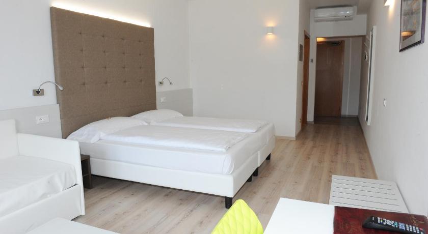 Image of Deluxe Twin Room with Lake View 14