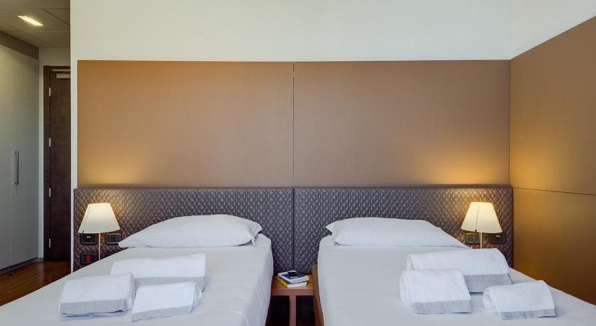 a hotel room with two beds and two lamps, Camplus Living Bononia Lodge in Bologna