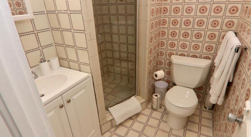 a bathroom with a toilet, sink, and bathtub, La Finca in Miami (FL)