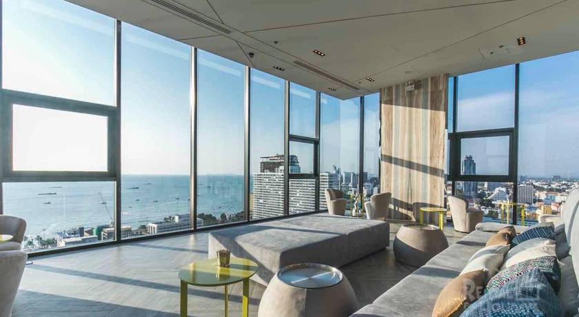 パタヤ The base central 5つ星 ホテル ロビー