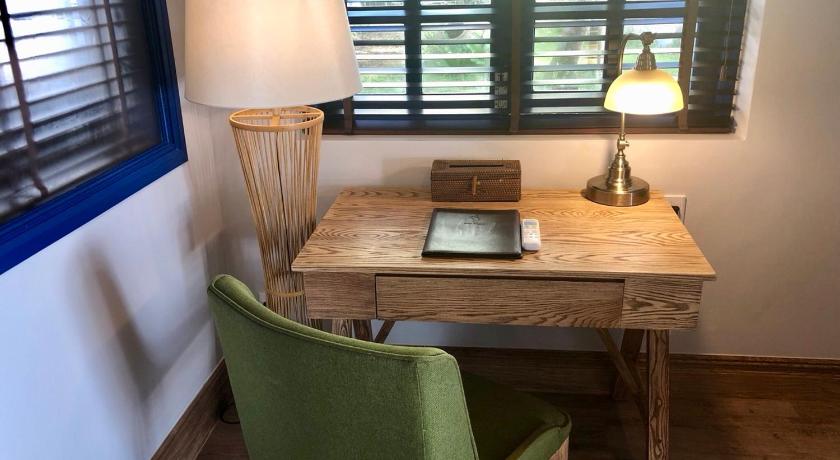 Image of Deluxe Beachfront King Room 16