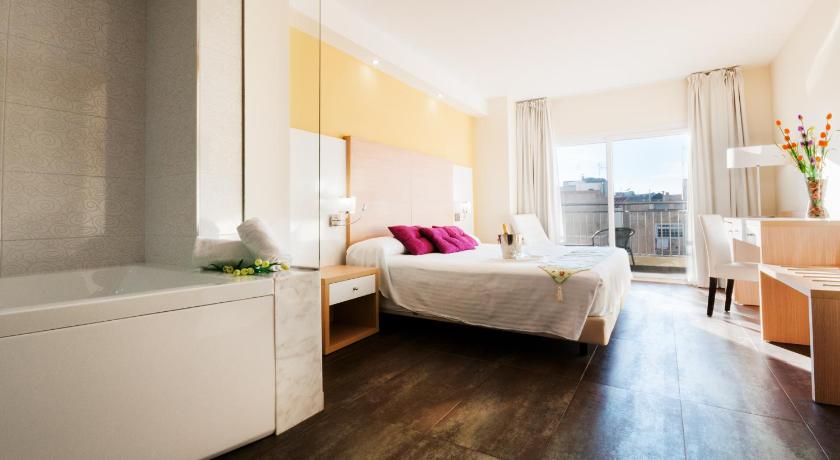 Image of Deluxe Double Room with Balcony and Sea View 0