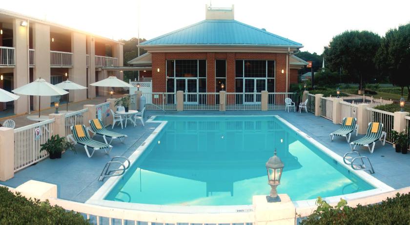Baymont by Wyndham Warrenton photo