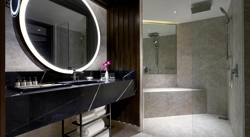 Image of SIGNATURE GOLD SUITE, 1 King, 2 balconies &&nbsp;Fairmont&nbsp;Gold Lounge access 9