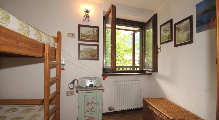 ALTIDO Rustic Apt for 4 with Parking Nearby Ski Lifts photo