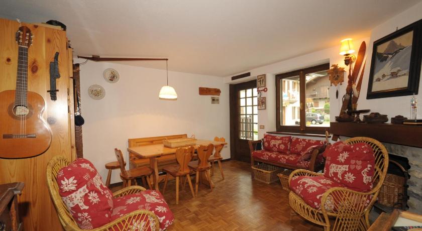 ALTIDO Rustic Apt for 4 with Parking Nearby Ski Lifts — Hotel in Courmayeur