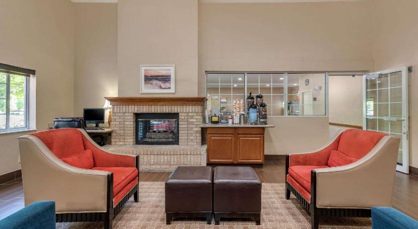 a living room filled with furniture and a tv, Comfort Suites Fort Collins Near University in Fort Collins (CO)
