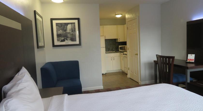 Luxbury Inn & Suites photo