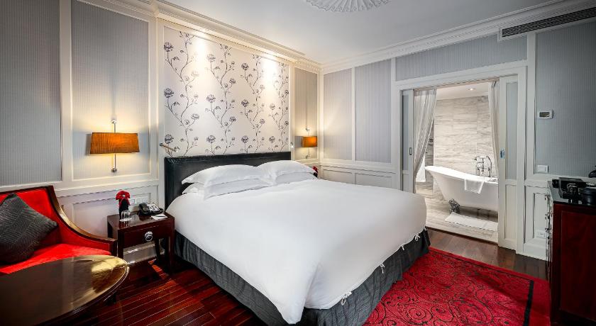 Image of Opera Wing, Prestige Suite With Club Lounge Benefits, King Bed 11
