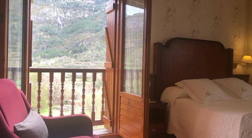 Double or Twin Room with Mountain View, Hotel Abetos in Torla