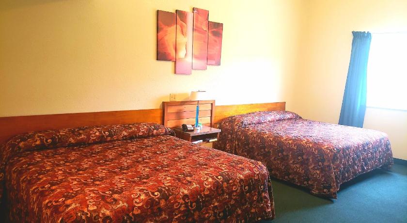 a hotel room with two beds and two lamps, Grand Staircase Inn in Cannonville (UT)