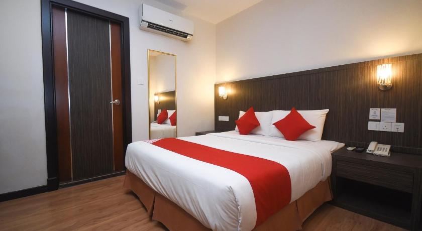 a hotel room with a bed and two night stands, OYO 985 Hotel Nur in Miri