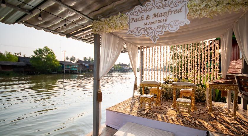 a boat sitting on top of a body of water, Bansuwan Homestay in Amphawa (Samut Songkhram)