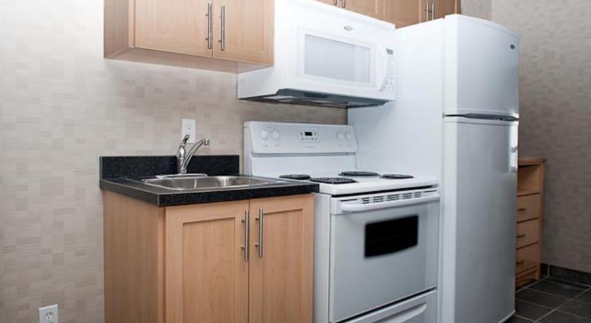 贝尔维尤 (AB) Paradise Inn and Suites 3星级 酒店 泳池