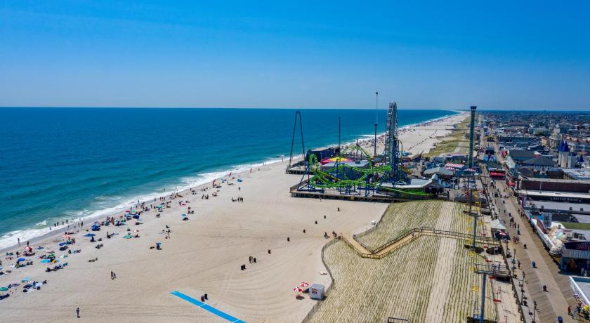 Boardwalk Hotel Charlee &amp; Apartments Beach Hotel Oceanfront — Hotel in Seaside Heights (NJ)