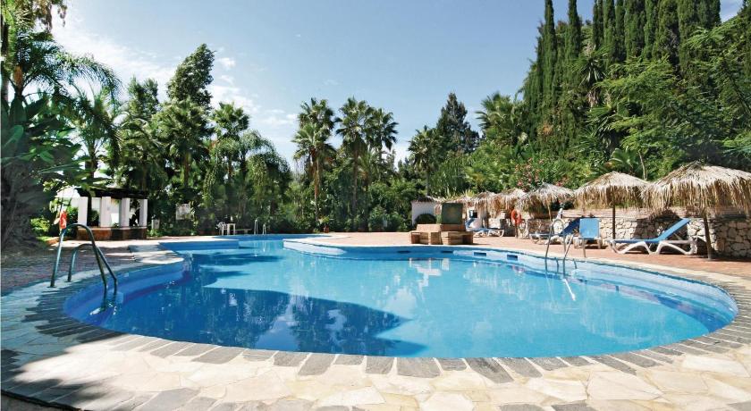 Stunning apartment in Marbella-Las Chapas with 2 Bedrooms, WiFi and Outdoor swimming pool — Hotel in Marbella
