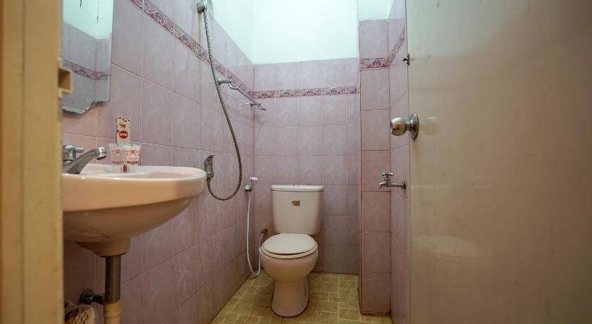 a bathroom with a toilet a sink and a shower, Super OYO 1173 Hotel Shofa Marwah in Palembang