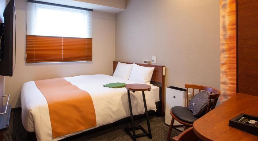 a hotel room with a bed and a desk, Kitanoniwa The Kuretakeso in Hamamatsu