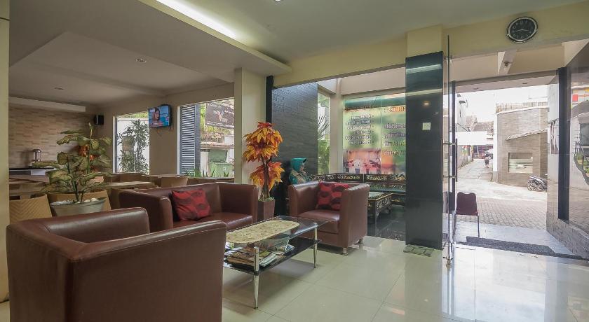 a living room filled with furniture and people, RedDoorz @ Hotel Arimbi Dewi Sartika Baru in Bandung