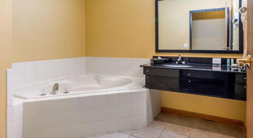 Quality Inn & Suites Lenexa Kansas City