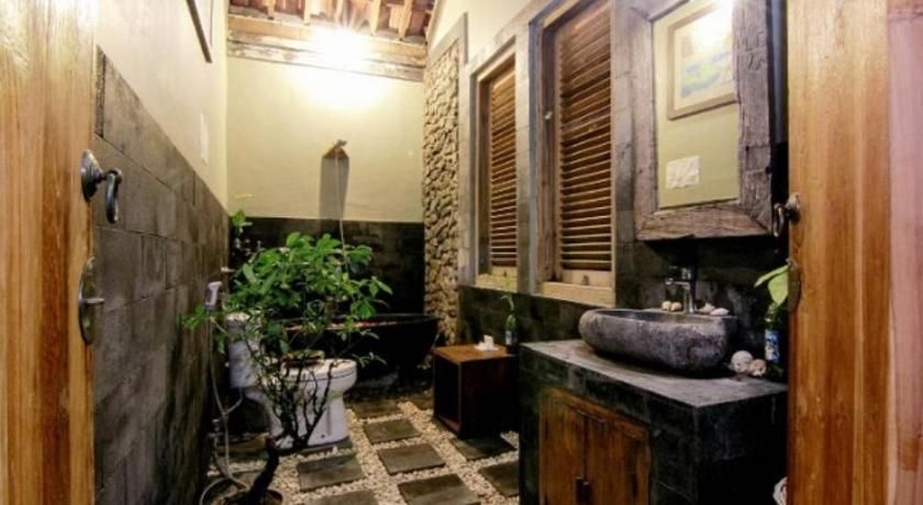 a bathroom with a sink, toilet and a window, Astuti Gallery Homestay in Yogyakarta
